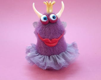 Monstro fofo feito com feltro agulhado. Monstro de lã. Criatura fantástica e divertida. Animais feitos com feltro agulhado. Fantasia em feltro agulhado. Monstro fada de feltro.