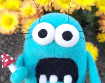 Monstro fofo feito com feltro agulhado. Monstro de lã. Criatura fantástica e divertida. Animais feitos com feltro agulhado. Fantasia em feltro agulhado. Monstro fada de feltro.