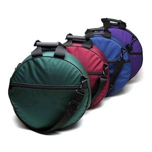 Könnte beinhalten: Drei runde Trommeltaschen in Grün, Rot und Blau. Jede Tasche hat eine Reißverschlusstasche und einen Schultergurt.