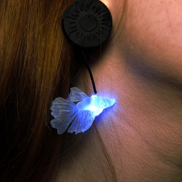 Leuchtender blauer Fisch Hängeohrring, handgemachter Ohrring, LED-Ohrring, Beta-Fisch, Goldfisch, Statement-Ohrring, extravagant