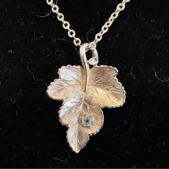 Avon Signed 1970's Leaf With Rhinestone Gold Tone Necklace