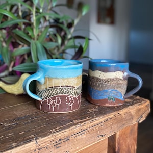 Handgefertigte Keramiktasse: Sgraffito Landschaftsdesign