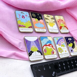 Pin's Broche Email Tarot Grenouilles Kawaii Carte de Tarot Kawaii Fun Humour image 2