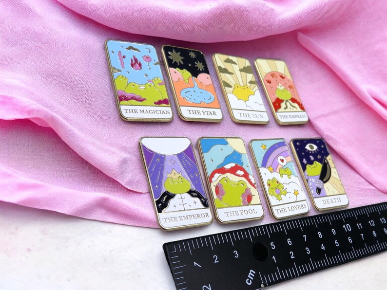 Pin's Broche Email Tarot Grenouilles Kawaii Carte de Tarot Kawaii Fun Humour zdjęcie 2