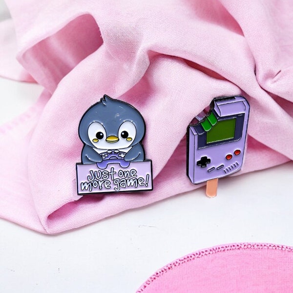 Pin's Broche Email | Console Jeux Pingouin Manette Jeux | Game Boy Glace | Kawaii | Fun | Humour