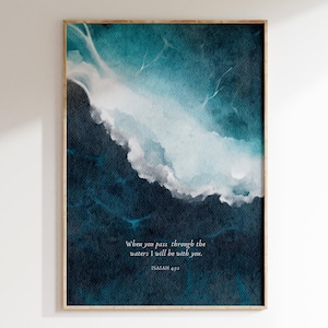 Cuando pases por las aguas, Isaías 43:2 / Arte mural cristiano moderno / Impresión de versículos bíblicos / Póster imprimible de océano azul en acuarela