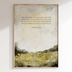 Puede incluir: Una impresión de acuarela con una cita de la Biblia, Números 6:24-26, "Que el Señor te bendiga y te guarde; que el Señor haga resplandecer su rostro sobre ti, y tenga misericordia de ti; que el Señor vuelva su rostro hacia ti, y te dé paz." El fondo es una pintura de acuarela de un campo de flores.