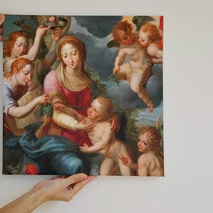 Può includere: Un dipinto che rappresenta la Madonna e il Bambino con angeli. La Madonna indossa una veste rossa e blu e tiene in braccio il Bambino Gesù. Due angeli fiancheggiano la Madonna e il Bambino, mentre un altro angelo vola sopra di loro. Il dipinto è ambientato su uno sfondo di cielo nuvoloso.