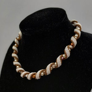 Beaded spiral necklace filled with pearls