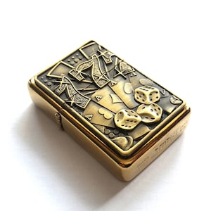 Isqueiro de pôquer de cassino dourado – Design de dados e cartas Lucky 777 – Presente à prova de vento gravado para jogadores
