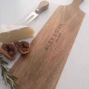 Engraved Acacia & Marble Cutting Board, Personalized Wedding or Housewarming Gift, Charcuterie Board with Custom Name and Date, Closing gift
