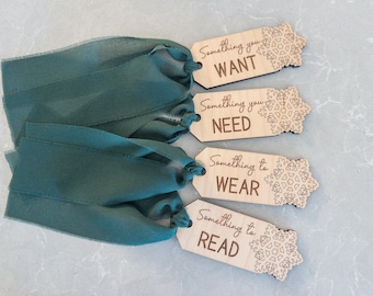Qualcosa che desideri, qualcosa di cui hai bisogno, qualcosa da indossare, qualcosa da leggere. Etichette regalo in legno e acrilico, etichette regalo di Natale, set da 4.