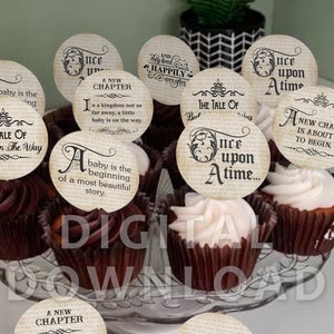 Peut inclure: Un ensemble de 10 décorations pour cupcakes avec un design de page de livre vintage et du texte d'un conte de fées classique. Les décorations présentent des phrases comme "Il était une fois", "Un nouveau chapitre", "L'histoire de bébé en route" et "Et ils vécurent heureux pour toujours".