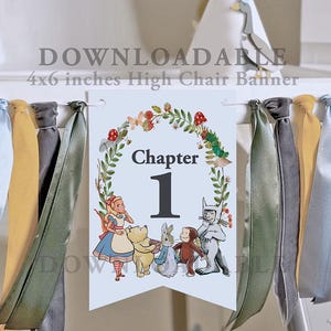 以下が含まれることがあります： 緑色の花輪と「第1章」の文字が書かれた白いハイチェアバナー。バナーには、不思議の国のアリス、くまのプーさん、ピーターラビット、おさるのジョージ、帽子屋猫のイラストが描かれています。
