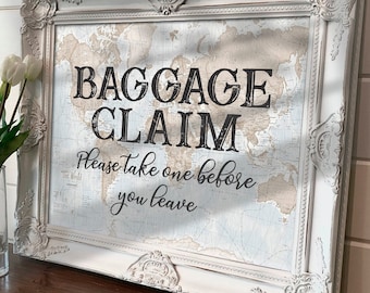 Peut inclure: Un panneau blanc encadré avec une carte du monde en arrière-plan. Le panneau indique "Baggage Claim" et "Please take one before you leave".