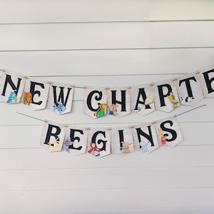 Könnte beinhalten: Ein zweireihiges dekoratives Banner mit weißen Wimpeln und dem schwarzen Schriftzug A NEW CHAPTER BEGINS. Jeder Wimpel zeigt eine einzigartige, farbenfrohe Illustration einer klassischen Buchfigur, die an einer dünnen blauen Schnur befestigt ist.