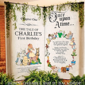 Könnte beinhalten: Ein verspielter Buch-Hintergrund für eine erste Geburtstagsfeier. Der Hintergrund zeigt ein großes, offenes Buch mit Illustrationen klassischer Kinderbuchfiguren wie Winnie Puuh, Alice im Wunderland und der Katze im Hut. Der Text auf dem Buch lautet "Kapitel Eins, Die Geschichte von Charlies erstem Geburtstag, Es war einmal..."