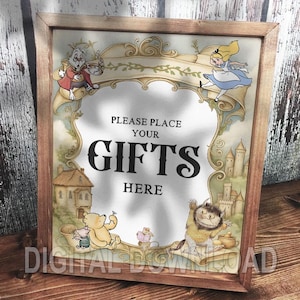 Puede incluir: Cartel enmarcado en madera con ilustraciones de personajes de cuentos clásicos, como Alicia en el País de las Maravillas y Winnie the Pooh. El letrero dice "PLEASE PLACE YOUR GIFTS HERE" en letras grandes y en negrita.