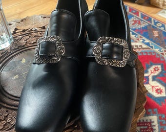 Le Courante - Men’s Rococo buckle men’s court shoes. Vegan leather with red inner tongue!