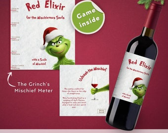 Puede incluir: Una botella de vino tinto con una etiqueta que dice "Red Elixir for the Mischievous Souls" con un personaje de dibujos animados de Grinch con un gorro de Papá Noel. La imagen también incluye una tarjeta con el texto "Unleash the Mischief".