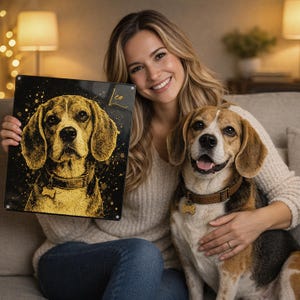 Może przedstawiać: Czarny metalowy znak z złotą ilustracją psa rasy beagle i imieniem "Leo". Pies ma obrożę z zawieszką w kształcie kości. Na zdjęciu znajduje się również prawdziwy pies rasy beagle z brązowo-białym umaszczeniem.