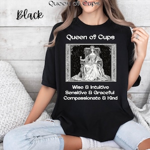 Chemise croquis reine de tasse, carte de tarot, t-shirt couleurs confort, compatissant, gentil, sensible et intuitif, gracieux et sage, cadeau pour les fans de tarot