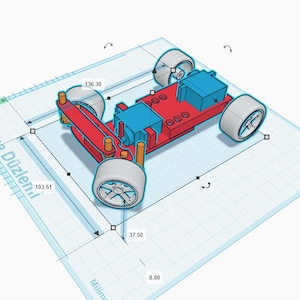 Puede incluir: Modelo 3D de un pequeño coche de juguete rojo y azul con ruedas blancas. Las dimensiones del coche son de aproximadamente 13,6 cm de largo y 10,4 cm de ancho. El diseño incluye un chasis y componentes del motor detallados.