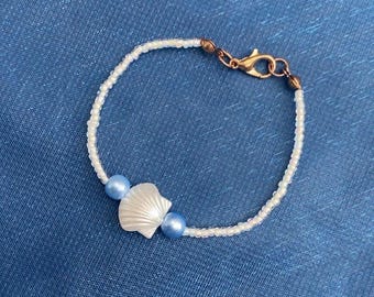 Braccialetto di perle e conchiglie.