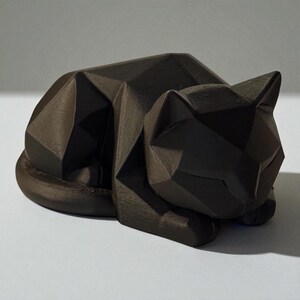 3D Printed Sleeping Cat Figurine – Modern Low Poly Black Cat Sculpture – Minimalist Home Decor – Cat Lover Gift – Handmade PLA
