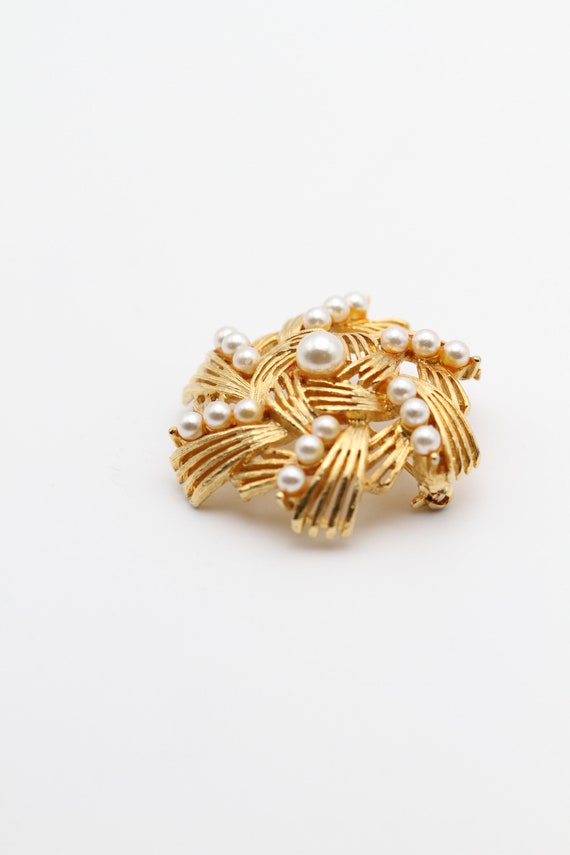 Vintage Lisner gold tone & faux pearl ornate swirl