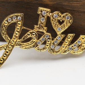 Vintage I corazón Jesús pin, tono dorado con piedras falsas transparentes, FALTA UNA PIEDRA en la letra I. 2" x 1"