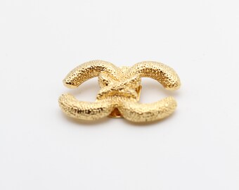 Clip per sciarpa vintage color oro a forma del simbolo Chanel