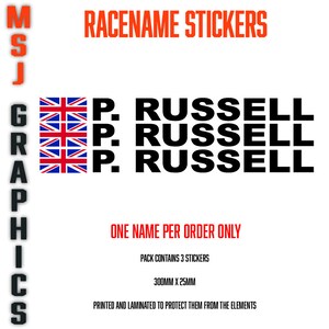 以下が含まれることがあります： 「P. RUSSELL」という文字が印刷された、黒と白のビニールステッカー3枚。ステッカーは300mm x 25mmで、印刷とラミネート加工が施されており、要素から保護されています。ステッカーは3枚パックで、1注文につき1つの名前のみです。