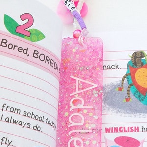 Glitter Name Bookmark Resin Acrylic Personalized Gift Birthday Childrens Gifts Beaded Tassels Book Accessories Party Favor Bild 2