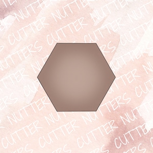 Puede incluir: Un cortador de galletas hexagonal con un interior marrón degradado. El cortador está contorneado en negro y se coloca sobre un fondo rosa acuarela con la palabra "cutter" repetida en blanco.