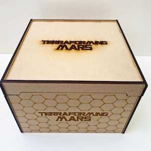 Organizador Terraforming Mars SuperBox para juego base y expansiones: sistema de almacenamiento en una sola caja para mazos de cartas, fichas y tableros.