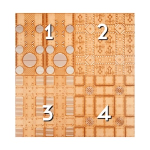 Op de afbeelding: Vier lasergesneden houten terreintegels met ingewikkelde geometrische ontwerpen. Elke tegel is genummerd van 1 tot en met 4. De tegels hebben cirkels, vierkanten, rechthoeken en andere vormen, waardoor een gedetailleerd, gestructureerd uiterlijk ontstaat. De kleur is lichtbruin.