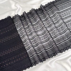Breite Schwarze Stretch Spitzenborte mit Geometrischem Muster & Lurexfaden, 24 cm | Elastische Spitze für Dessous, BH-Herstellung