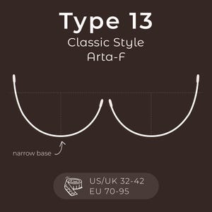 Op de afbeelding: Een diagram dat de vorm van een bh-beugel laat zien, met de tekst "Type 13 Classic Style Arta-F". De beugel heeft een smalle basis en is ontworpen voor een US/UK maat 32-42 of EU maat 70-95.