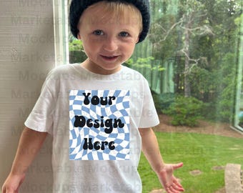 Puede incluir: Una camiseta blanca con un diseño a cuadros azul y blanco. El diseño tiene el texto "Your Design Here" en negro.