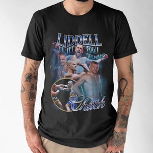 Puede incluir: Camiseta negra con un gráfico de un artista marcial mixto. El diseño incluye el nombre "Liddell" en una fuente azul y plateada, junto con el apodo "The Iceman" y el nombre "Chuck". La camiseta tiene un aspecto vintage.