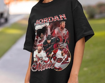 Camiseta Jordan Staal Carolina Hurricanes Vintage Canes NHL Fan Hockey Design Bootleg Gift Classic Graphic Tee Unissex Edição Limitada
