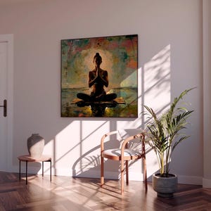 Peut inclure: Peinture abstraite d'une personne m&eacute;ditant en position du lotus, les mains jointes en pri&egrave;re. L'&oelig;uvre est accroch&eacute;e &agrave; un mur blanc, au-dessus d'une chaise en bois et d'une plante en pot. La pi&egrave;ce a un parquet et une fen&ecirc;tre.