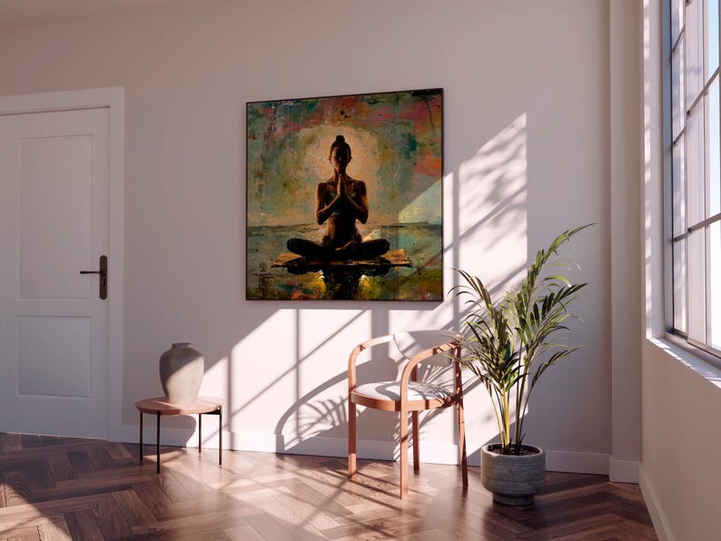 Peut inclure: Peinture abstraite d'une personne m&eacute;ditant en position du lotus, les mains jointes en pri&egrave;re. L'&oelig;uvre est accroch&eacute;e &agrave; un mur blanc, au-dessus d'une chaise en bois et d'une plante en pot. La pi&egrave;ce a un parquet et une fen&ecirc;tre.