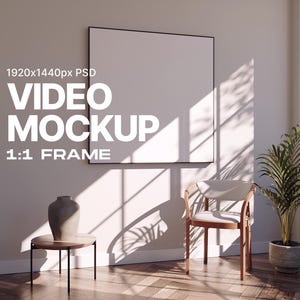Puede incluir: Una escena interior moderna con un gran marco cuadrado en blanco sobre una pared clara. Se muestra el texto "VIDEO MOCKUP 1:1 FRAME". También se ven una pequeña mesa auxiliar con un jarrón, una silla y una planta en maceta.