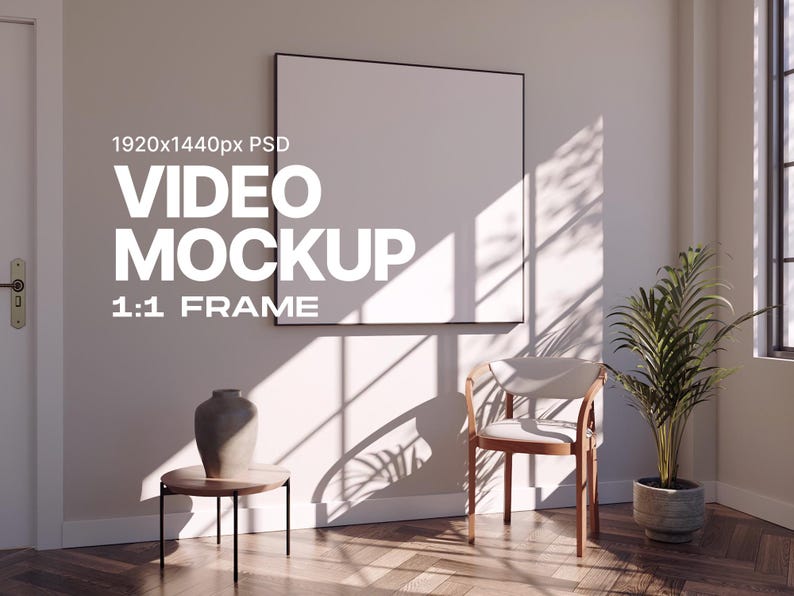 Peut inclure: Int&eacute;rieur moderne avec un grand cadre carr&eacute; vide sur un mur clair. Le texte "VIDEO MOCKUP 1:1 FRAME" est affich&eacute;. Une petite table d'appoint avec un vase, une chaise et une plante en pot sont &eacute;galement visibles.