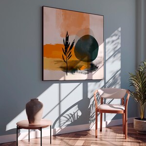 Peut inclure: Impression d'art abstrait avec des coups de pinceau orange, vert et jaune, et un &eacute;l&eacute;ment botanique noir. L'&oelig;uvre est accroch&eacute;e &agrave; un mur bleu clair, avec une chaise en bois, une petite table avec un vase et une plante en pot.