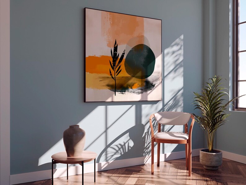 Peut inclure: Impression d'art abstrait avec des coups de pinceau orange, vert et jaune, et un &eacute;l&eacute;ment botanique noir. L'&oelig;uvre est accroch&eacute;e &agrave; un mur bleu clair, avec une chaise en bois, une petite table avec un vase et une plante en pot.