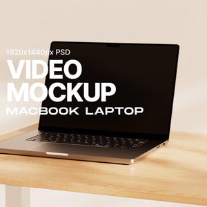 Puede incluir: Un ordenador portátil MacBook plateado con pantalla negra sobre una mesa de madera clara. El texto "VIDEO MOCKUP MACBOOK LAPTOP" está en blanco. El fondo es beige neutro.