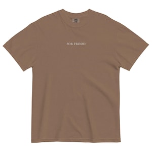 Op de afbeelding: Een bruin T-shirt met de tekst "FOR FRODO" in wit gedrukt op de voorkant.